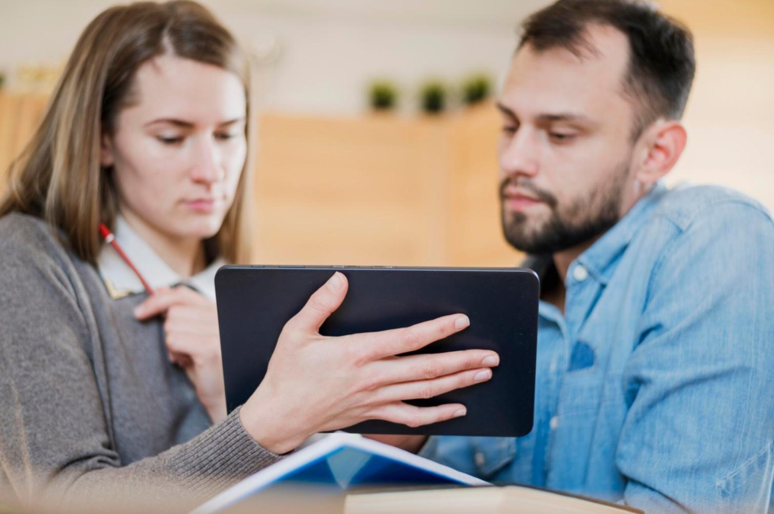 Finanzanalytischer Arbeitsbereich mit Dokumenten und Berichten